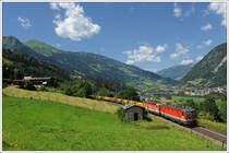 Etwas vertan haben wir uns mit dem Sonnenstand am Nachmittag des 28.6.2011 bei der sg. Heislst�ll kurz vor der Angertalbr�cke (auch: Angerschluchtbr�cke). Ich finde das Foto mit Blick auf Bad Gastein aber trotz schattiger Lokfront sehr nett. Die Aufnahme zeigt ein 1144ger Doppel mit 1144 093 an der Spitze dieses Bedarfszuges.