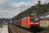 Die 185 002 f�hrt am 17.8.11 mit einem G�terzug durch Kaub.