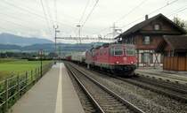 Die Re 4/4  11264 und die 11256 ziehen am 01.09.11 einen langen WLV-G�terzug durch Oberr�ti mit dem Ziel RBL.