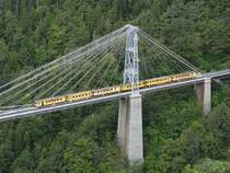 Ein Zug der  Linge de Cerdange  �berquert die h�chste Br�cke auf der Strecke, den  Pont Gliscard . Die Strecke des  Petit Train Jaune  ist eine wirklich atemberaubend sch�ne Strecke von Villefranche-Vernet les Baines nach La Tour de Carol-Entveig und �berwindet dabei 600 H�henmeter. Hier ist der Zug auf dem Weg von La Tour de Carol nach Villefranche. (31.8.2011)