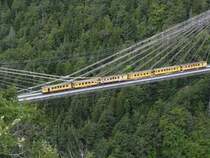 Nocheinmal der Zug des  Petit Train Jaune  auf dem  Pont Gliscard  auf dem Weg von La Tour de Carol nach Villefranche. (31.8.2011)