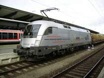 Am 30.08.2011 kommt der Hupac-Taurus mit seinem Holzg�terzug in den Rostocker Hbf eingefahren. Um nach einem kurzen Stopp nach B�tzow weiterzufahren.