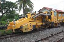 SRT กน.13 (กน.=BR./Ballast Regulator) eine Schotterkehr- und Planiermaschine der Type PBR-400R am 11.Juni 2011 in der Pak Chong Station.
