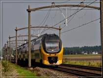 - Unterwegs in Noord-Brabant - Die alten Fahrleitungsmasten bieten einen sch�nen Kontrast zum VRIM, als er am 03.09.2011 in der N�he von Zevenbergen in Richtung Roosendaal an mir vorbei f�hrt. (Hans)