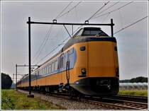 - Unterwegs in Noord-Brabant - Zwischen Hoeven und Etten-Leur brauste am 02.09.2011 zu meiner �berraschung der Koploper 4055 in Richtung Breda. Da ich noch nie einen Koploper gesehen hatte, musste eine Nahaufnahme her, um diesen holl�ndischsten aller Z�ge zu fotografieren.  (Jeanny)