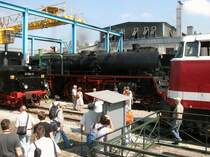 Eine Szene wie sie fr�her im Bahnalltag ausgesehen haben k�nnte (mal abgesehen von den vielen Leuten die mir ins Bild gelaufen sind).
Links zu sehen ist der Tender der 41 1144,dahinter ,an der Bekohlung, steht  23 1019 und am rechten Bildrand ist noch 118 770 zu sehen. 3.9.11 DLW Meiningen