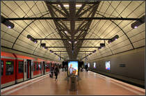 Großzügig - 

... ist die Bahnsteighalle des neuen S-Bahnhofes am Flughafen Hamburg. 

29.08.2011 (M)