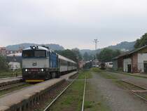 750 707-2 mit Sp 1782 Hradec Kr�lov� Hlavn� N�dra��-Trutnov Hlavn� N�dra�� auf Bahnhof Trutnov Hlavn� N�dra�� am 7-8-2011.