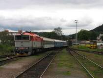 Gl�cklich gab es nicht nur Reko-Brille in meine Urlaub und war diese 754 050-3 mit R 849 Praha Hlavn� N�dra��-Trutnov Hlavn� N�dra�� auf Bahnhof Trutnov Hlavn� N�dra�� zum Einsatz am 1-8-2011.