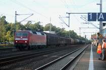 120 124-3 kommt mit einem gemischten G�terzug f�hrt in Richtung S�den bei Sonne.
Aufgenommenn in Neu-Isenburg.
19.8.2011
