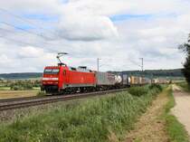 Die 152 149 am 13.08.2011 mit einem KLV-Zug unterwegs bei Treuchtlingen. 