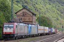 Crossrail 185 593 zieht am 17.8.11 die 185 525 und einen G�terzug durch Kaub.