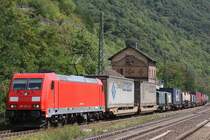 Die 185 313 zieht am 17.8.11 einen G�terzug durch Kaub.