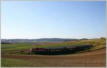 Gegenlichtaufnahme der 2143 038, die mit EZ 7399 von der Abendsonne geblendet den Mollmannsdorfer Berg bergab f�hrt. 03.09.11