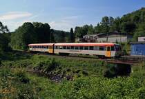 Diesel-Triebzug 628 677-7 Daadetalbahn der Westerwaldbahn (WEBA) f�hrt am 03.06.2011 von Daaden nach Betzdorf, hier kurz vorm Bf. Niederdreisbach.