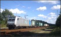 ITL 185 677-2, von Railpool angemietet, mit einem m��ig ausgelasteten Containerzug am 06.09.2011 in Berlin Friedrichshagen
