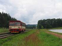 810 549-6 mit Os 5740 Trutnov Hlavn� N�dra��-Vrchlabi auf Bahnhof Vlčice am 8-8-2011.