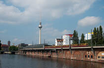 Br 485 Richtung Ostbahnhof, aufgenommen am 25. August 2011 am S-Bahnhof Jannowitzbr�cke.