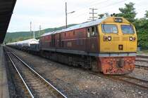 GEA 4556 (Co'Co', de, General Electric, Bj.1995) am 13.Juni 2011 mit einem Gaskesselzug in der Pak Chong Station.