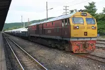 GEA 4556 (Co'Co', de, General Electric, Bj.1995) am 13.Juni 2011 mit einem Gaskesselzug in der Pak Chong Station.