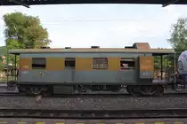 บ.พ.ห.50017 (บ.พ.ห.= B.B.V./Bogie Brake Van) am 13.Juni 2011 in der Pak Chang Station. Die Wagen B.B.V. 50001 - 50020 wurden 1983 von Daewoo Heavy Industry gebaut.