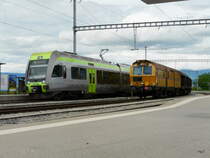bls / Scheuchzer - Triebwagen RABe 535 109-3 neben Gleiunterhaltszug 99 85 912 7 000-9 der Firma Scheuchzer in Kerzers am 07.08.2011