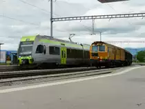bls / Scheuchzer - Triebwagen RABe 535 109-3 neben Gleiunterhaltszug 99 85 912 7 000-9 der Firma Scheuchzer in Kerzers am 07.08.2011
