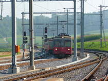 asm Seeland - Kieszug mit dem Be 4/4 525 und 3 Kieswagen Typ Fa und dem Be 4/4 523 am Schluss bei der einfahrt in den Bahnhof Siselen am  02.08.2011  .. Bild wurde vom Perron im Bahnhof Siselen aus Gemacht ..