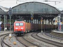 Der Tf von 145 077-4 m�chte nicht erkannt werden, er zieht am 08.09.2011 bei Nieselregen den Sonnenschutz tief runter als er mich mit Kamera im Aachener Hbf sieht.