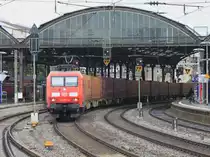 Der Tf von 145 077-4 m�chte nicht erkannt werden, er zieht am 08.09.2011 bei Nieselregen den Sonnenschutz tief runter als er mich mit Kamera im Aachener Hbf sieht.