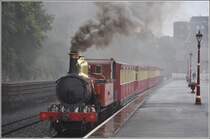 Die Abfahrt steht kurz bevor und dank des str�menden Regens haben sich die meist �lteren Passagiere bereits in die Wagen begeben und stehen dem Fotografen somit nicht im Weg. (alles hat Vor- und Nachteile) (10.08.2011)