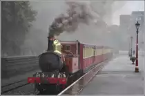 Die Abfahrt steht kurz bevor und dank des str�menden Regens haben sich die meist �lteren Passagiere bereits in die Wagen begeben und stehen dem Fotografen somit nicht im Weg. (alles hat Vor- und Nachteile) (10.08.2011)