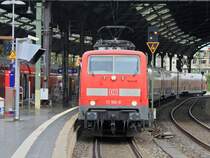 Der Tf der 111 160-9 lehnt sich am 08.09.2011 im Aachener Hbf weit aus dem Fenster der Lok. In den Monitoren auf dem Bahnsteig kann er die T�ren an seinem Zug beobachten bevor er mit dem RE4 losf�hrt.