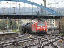 185 151-8 und 185 055-1 ziehen am 08.09.2011 einen langen Kesselzug uter der Burtscheider Br�cke �ber Gleis 5 durch den Aachener Hbf Richtung K�ln.