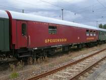 Rekospeisewagen WRg 55 80 88-15 100-3 vom Lausitzer Dampflok am 09.Juli 2011 im St�rtebekersonderzug abgestellt in Bergen/R�gen.