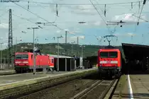 06.09.2011: Rechts die 143 802-7 mit dem RE 4934 (Stuttgart-W�rzburg), links die 143 645-0 mit der RB 39925 (Heilbronn-Stuttgart). Aufgenommen am 06.09.2011 in Heilbronn Hbf,