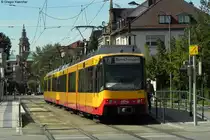 Weil der hintere Triebwagen ein falsches Zugziel anzeigte, habe ich mich mal noch f�r den Nachschuss entschieden. Hier h�lt das Triebwagenduo in Heilbronn-Friedensplatz. Etwas erkennbar sind auch die Farbunterschiede. Das vordere Fahrzeug (TW 846) ist in signalgelb/signalrot, das hintere (TW 866) in dahliengelb/signalrot lackiert. Aufgenommen am 06.09.2011.