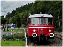 - Zu Besuch bei der Oleftalbahn - Der MAN Schienenbus hat am 28.08.2011 die Endstation Hellenthal erreicht und wartet auf die R�ckfahrt nach Kall. Aktuell dient die Strecke dem touristischen Sonn- und Feiertagsverkehr sowie Sonderfahrten. Die Zukunft mit rapide steigenden �l- und Benzinpreisen wird zeigen, ob nicht ein Umdenken in Sachen G�tertransport und Personenbef�rderung auf der Schiene auch im Schleidener Tal wieder st�rker Einzug halten wird. (Hans)
  