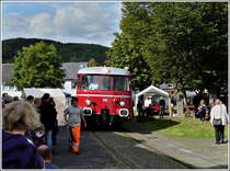 - Zu Besuch bei der Oleftalbahn - In Olef befindet sich die deutschlandweit einmalige Streckensituation der �berfahrt der normalspurigen Bahn mitten �ber den Dorfplatz, wo am 28.08.2011 dichtes Gedr�nge herrschte, da an diesem Tag ein Handwerker- und Hobbymarkt dort stattfand. F�r die Mitarbeiter der Oleftalbahn ist diese Ortsdurchfahrt der anstrengendste Streckenabschnitt. (Hans) 