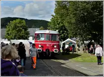 - Zu Besuch bei der Oleftalbahn - In Olef befindet sich die deutschlandweit einmalige Streckensituation der �berfahrt der normalspurigen Bahn mitten �ber den Dorfplatz, wo am 28.08.2011 dichtes Gedr�nge herrschte, da an diesem Tag ein Handwerker- und Hobbymarkt dort stattfand. F�r die Mitarbeiter der Oleftalbahn ist diese Ortsdurchfahrt der anstrengendste Streckenabschnitt. (Hans) 