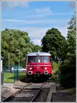 - Zu Besuch bei der Oleftalbahn - Die am 8. M�rz 1884 er�ffnete Oleftalbahn zweigt in Kall nordw�rts von der Eifelbahn ab und f�hrt als eingleisige Nebenbahn �ber Schleiden nach Hellenthal. Am 30. Mai 1981 wurde, trotz starker Proteste der Bev�lkerung, die unter anderem versuchte, auf dem Dorfplatz von Olef den letzten Zug an der Weiterfahrt zu hindern, der regelm��ige Personenverkehr (SPNV) von der damaligen Deutschen Bundesbahn eingestellt. Im Jahr 2006 wurde dieser Verkehr von einigen Eisenbahnfreunden des Arbeitskreises Oleftalbahn wieder aufgenommen. Die HWB Verkehrsgesellschaft stellte dazu einen Uerdinger Schienenbus zur Verf�gung. Seit 2008 f�hrt der Verein BuBI diese Ausflugsverkehre in Zusammenarbeit mit der RSE, eingesetzt wird seitdem ein historischer MAN-Schienenbus der RSE. Das Bild zeigt diesen bei der Einfahrt in den Bahnhof von Kall am 28.08.2011. (Jeanny)

