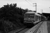 Schwarzwei�bild eines ziemlich ausgeblichen Wittenberger Steuerwagen bei der Durchfahrt durch Hannover(Bismarkszta�e), am 22.08.2011.