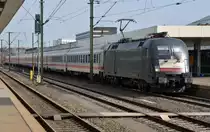 ES 64 U2 - 030 bespannte am 23.08.11 den IC 2082, fotografiert im Hbf Hannover.

