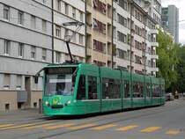 Combino mit der Betriebsnummer 306 f�hrt auf die Haltestelle Gewerbeschule ein. Die Aufnahme stammt vom 13.08.2011. 