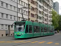 Combino mit der Betriebsnummer 306 f�hrt auf die Haltestelle Gewerbeschule ein. Die Aufnahme stammt vom 13.08.2011. 
