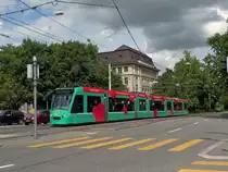 Combino mit der Betriebsnummer 312 vor der Einfahrt zum Bahnhof SBB in Basel. Die Aufnahme stammt vom 13.08.2011.