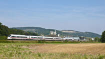 Hier befindet sich ICE 1607 von Hamburg-Altona nach München Hbf gerade mit etwa 10 Minuten Verspätung auf der <a href= https://www.youtube.com/watch?v=DqaBPmjaGNA >Saalbahn</a> zwischen Jena-Göschwitz und Rothenstein (Saale). (03.09.2011)
