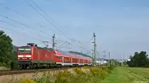 Leicht verspätet zieht 143 217-8 eine RB von Naumburg nach Saalfeld in Richtung Rothenstein (Saale), wo in Kürze der nächste Halt bevorsteht. (03.09.2011)
