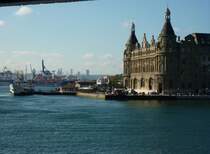Der Bahnhof Istanbul-Haydarpascha mit dem dahinterliegenden Containerhafen am 9.8.2011.