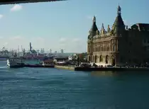 Der Bahnhof Istanbul-Haydarpascha mit dem dahinterliegenden Containerhafen am 9.8.2011.